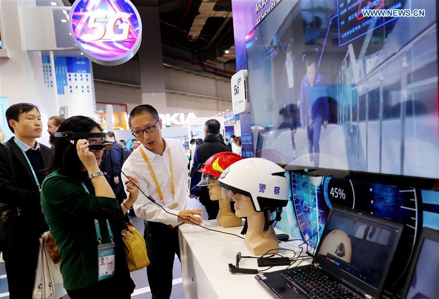 A visitor experiences an AR security device based on Nokia\'s 5G technology at the First China International Import Expo in Shanghai, east China, Nov. 5, 2018. (Xinhua/Fang Zhe)