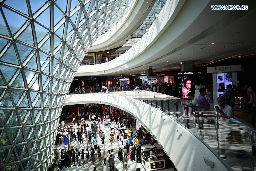 People visit the Haitang Bay duty-free shop in Sanya, south China\'s Hainan Province, Feb. 18, 2018. (Xinhua/Guo Cheng)