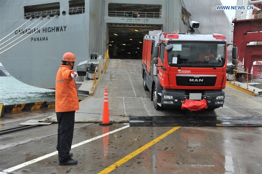 An imported fire engine drives out of the ship at the seaport of Qingdao, east China\'s Shandong Province, Nov. 22, 2015. (Xinhua/Zhang Jin\'gang)