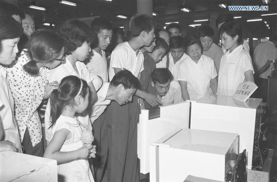 Customers select refrigerators imported from Japan at the Xidan Shopping Mall in Beijing, capital of China, in the summer of 1980. (Xinhua/Lu Yanyuan)