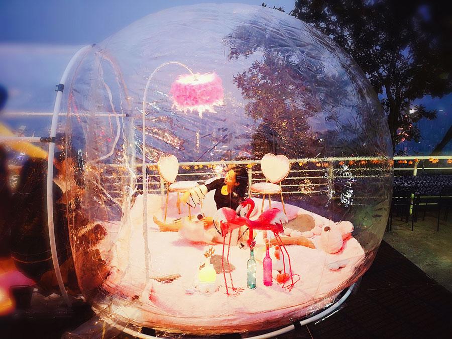 A visitor takes pictures inside the star bubble house at Chongqing Night View Park on Nov. 10, 2018. (Photo provided to chinadaily.com.cn)
