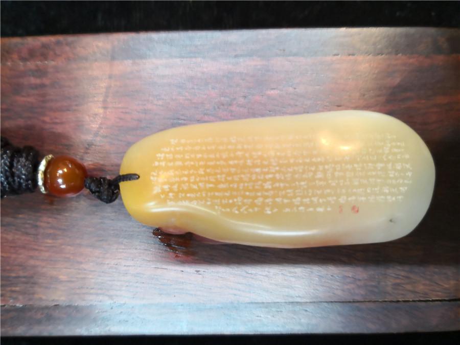 A piece of Zhao Qiushi\'s microscopic carving artworks. (Photo/chinadaily.com.cn)