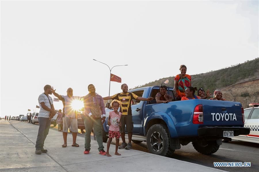 People pose for photo beside the Leaders\' Conference Centre, the APEC Haus, in Port Moresby, Papua New Guinea, on Nov. 11, 2018. Leaders from the Asia-Pacific economies are gathering in Port Moresby, the capital of Papua New Guinea for the Asia-Pacific Economic Cooperation (APEC) Leaders\' Week on Nov. 12-18. (Xinhua/Bai Xuefei)
