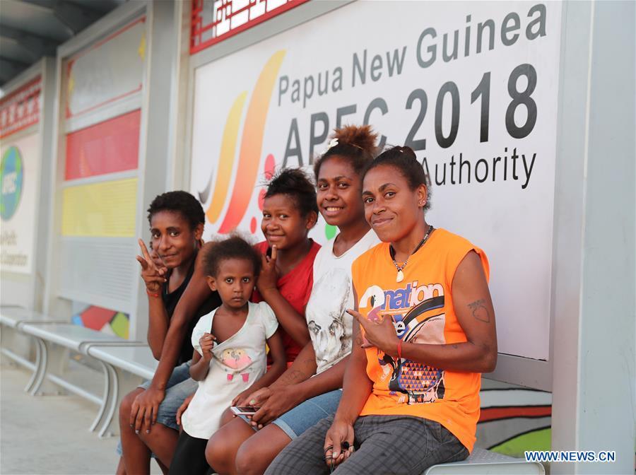 People pose for photo while waiting for bus in Port Moresby, Papua New Guinea, on Nov. 11, 2018. Leaders from the Asia-Pacific economies are gathering in Port Moresby, the capital of Papua New Guinea for the Asia-Pacific Economic Cooperation (APEC) Leaders\' Week on Nov. 12-18. (Xinhua/Bai Xuefei)