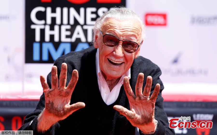 File photo: Marvel Comics co-creator Stan Lee shows his hands after placing them in cement during a ceremony in the forecourt of the TCL Chinese theatre in Los Angeles, California, U.S., July 18, 2017. (Photo/Agencies)