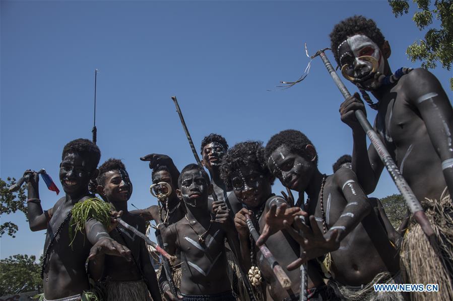 Photo taken on Nov. 12, 2018 shows students performing local traditional dance in Port Moresby, Papua New Guinea. Leaders from the Asia-Pacific economies are gathering in Port Moresby, the capital of Papua New Guinea for the Asia-Pacific Economic Cooperation (APEC) Leaders\' Week on Nov. 12-18. (Xinhua/Lui Siu Wai)
