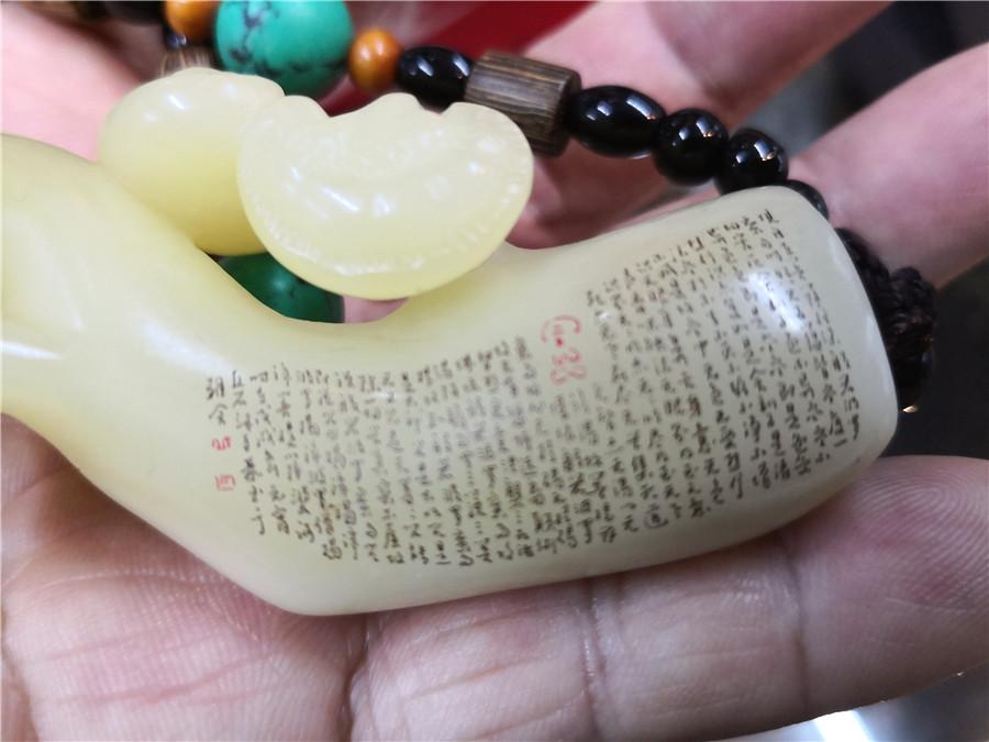 Zhao Qiushi presents an artwork of microscopic carving.  (Photo/chinadaily.com.cn)