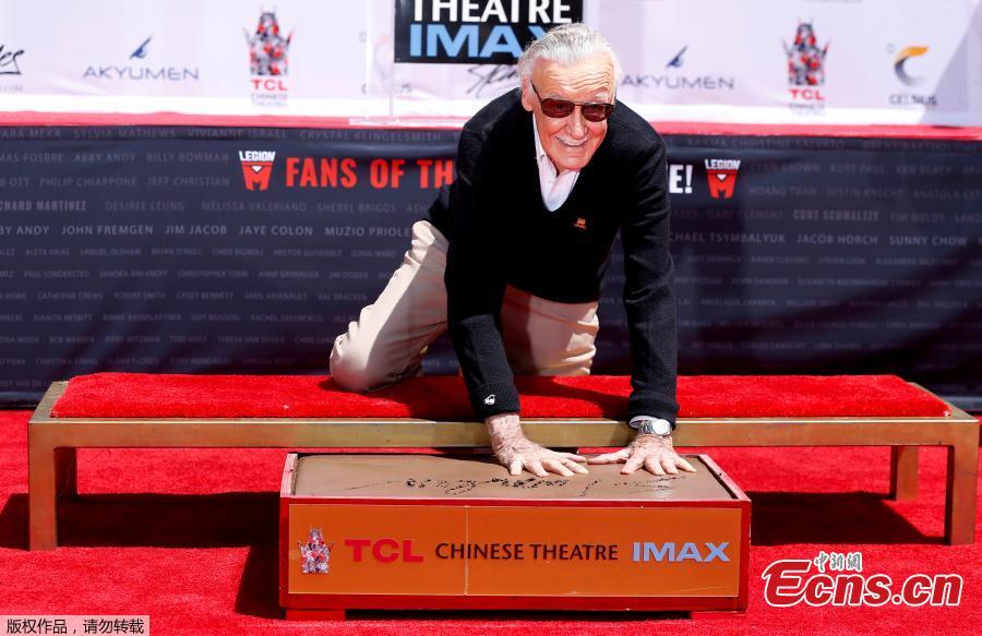 File photo: Marvel Comics co-creator Stan Lee places his handprints in cement during a ceremony in the forecourt of the TCL Chinese theatre in Los Angeles, California, U.S., July 18, 2017. (Photo/Agencies)