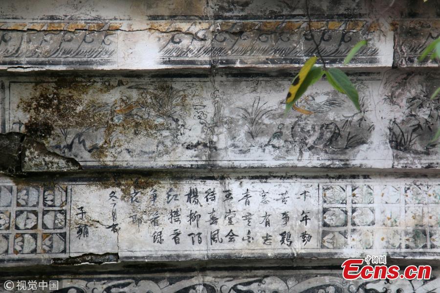 Ancient Chinese poetry and paintings are seen marked on wall of an old residential building in a village in East China\'s Jiangxi province. The building was constructed during the reign of Emperor Guangxu (1875-1908). Colors of characters and patterns on the wall of the 140-year-old building are still vibrant. (Photo/VCG)