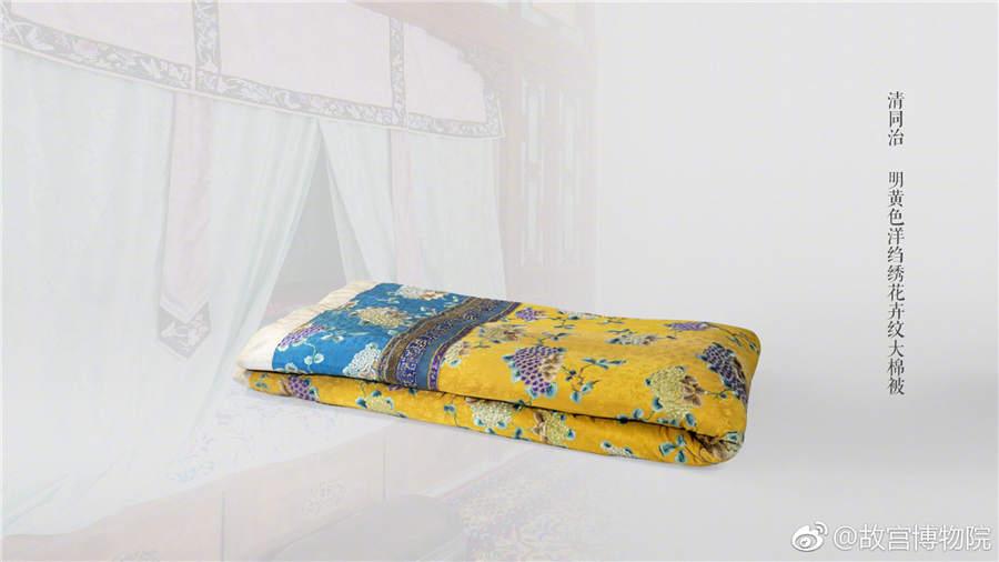A bright yellow quilt crepe embroidered with flower patterns from the Tongzhi Period of the Qing Dynasty. (Photo/Official Weibo account of the Palace Museum)