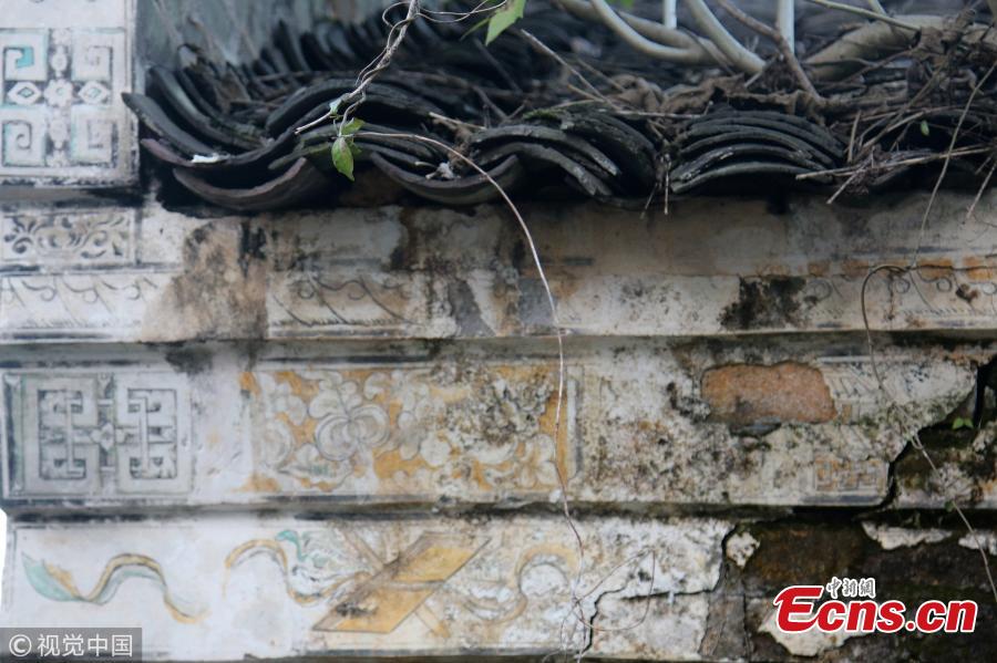 Ancient Chinese poetry and paintings are seen marked on wall of an old residential building in a village in East China\'s Jiangxi province. The building was constructed during the reign of Emperor Guangxu (1875-1908). Colors of characters and patterns on the wall of the 140-year-old building are still vibrant. (Photo/VCG)