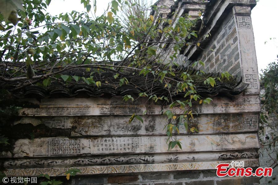 Ancient Chinese poetry and paintings are seen marked on wall of an old residential building in a village in East China\'s Jiangxi province. The building was constructed during the reign of Emperor Guangxu (1875-1908). Colors of characters and patterns on the wall of the 140-year-old building are still vibrant. (Photo/VCG)