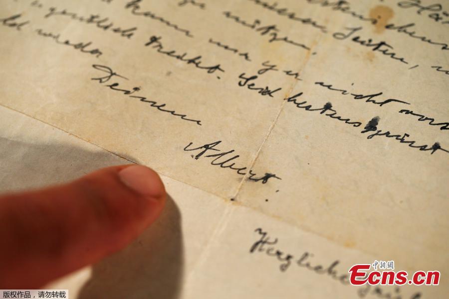 Meron Eren from Kedem Auction House shows a letter written in 1922 by physicist Albert Einstein, prior to its auction, in Jerusalem November 12, 2018. (Photo/Agencies)

The letter in which Albert Einstein confided his fears of the rise of anti-Semitism in Germany, more than a decade before the Nazis took power, sold at an Israeli auction on Tuesday for $32,000.
