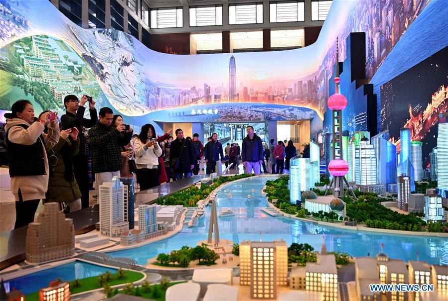 Visitors view the sand table of Shanghai\'s Lujiazui area during a major exhibition to commemorate the 40th anniversary of China\'s reform and opening-up at the National Museum of China in Beijing, capital of China, Nov. 14, 2018. (Xinhua/Li Xin)