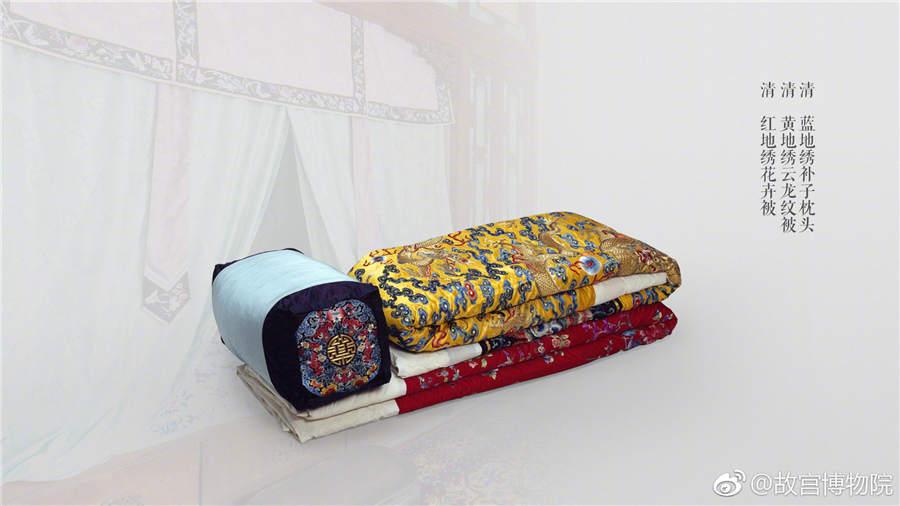 A red quilt embroidered with flower patterns from the Qing Dynasty; A yellow quilt embroidered with cloud dragon patterns; A blue pillow embroidered with buzi (animal or bird insignia indicating ancient officials\' ranks) from the Qing Dynasty. (Photo/Official Weibo account of the Palace Museum)