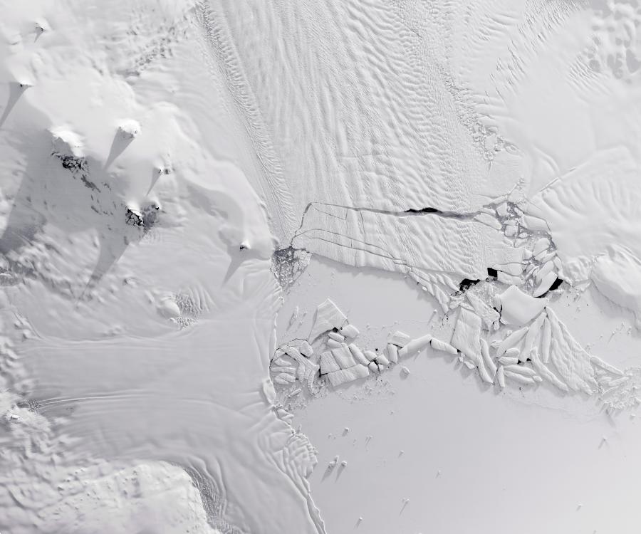 NASA has spotted a gigantic new iceberg three times the size of Manhattan in Antarctica. Named B-46, it is believed to measure 66 square nautical miles (87 square miles), according to estimates from the U.S. National Ice Center. NASA’s Operation IceBridge flight spotted the giant berg, which broke off from Pine Island Glacier in late October. (Photo/NASA)