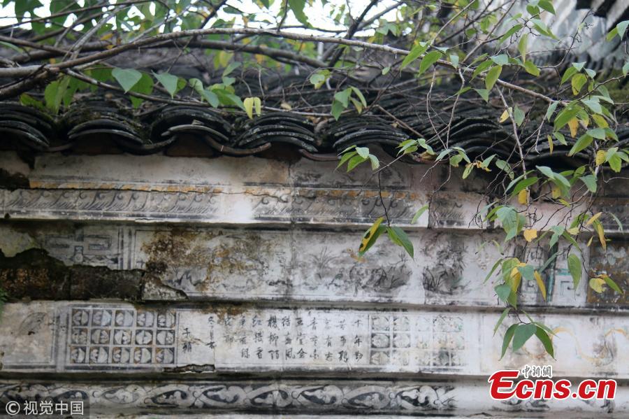 Ancient Chinese poetry and paintings are seen marked on wall of an old residential building in a village in East China\'s Jiangxi province. The building was constructed during the reign of Emperor Guangxu (1875-1908). Colors of characters and patterns on the wall of the 140-year-old building are still vibrant. (Photo/VCG)