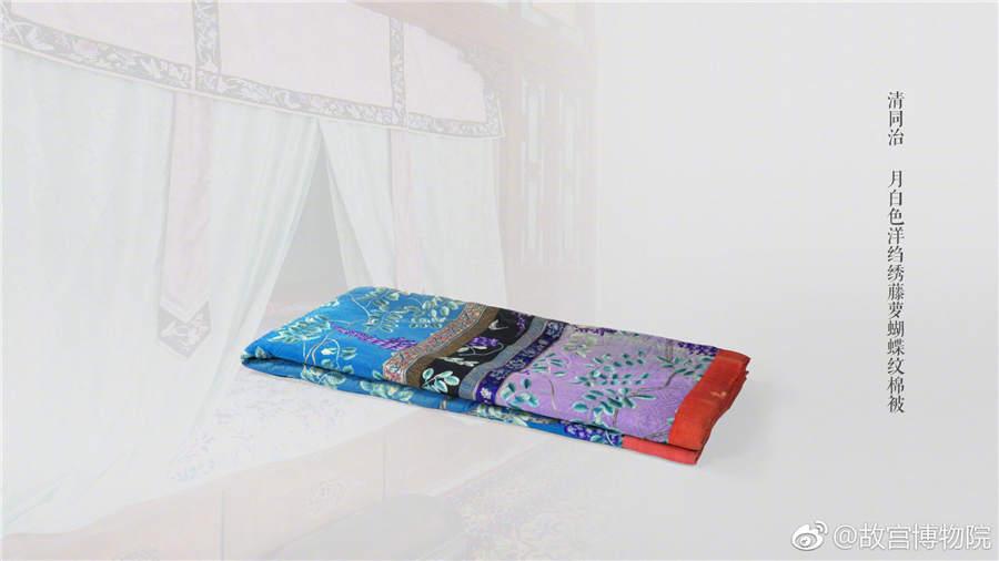 A lunar white quilt crepe embroidered with vine and butterfly patterns from the Tongzhi Period of the Qing Dynasty. (Photo/Official Weibo account of the Palace Museum)