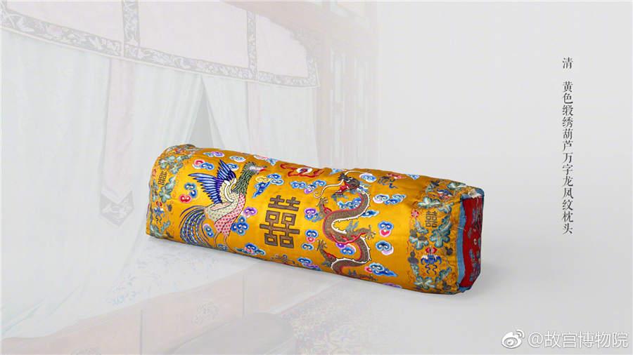 A yellow pillow embroidered with gourd, phoenix and dragon patterns from the Qing Dynasty. (Photo/Official Weibo account of the Palace Museum)
