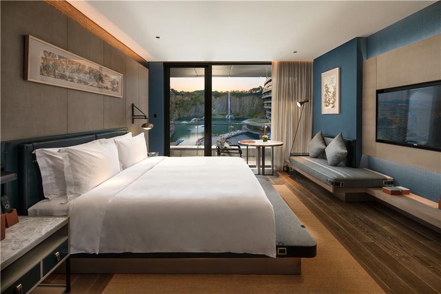 The two bottom floors are underwater and boast a glass-walled aquarium, a restaurant and guest rooms. (Photo provided to chinadaily.com.cn)