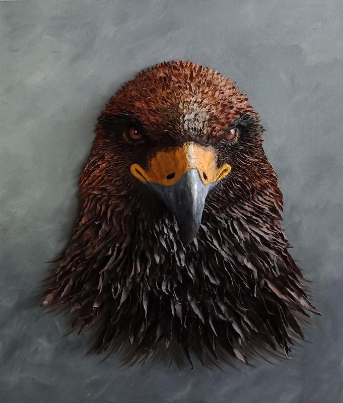 Golden Eagle (Photo provided to China Daily)
Artist Zhou Jianqian has created more than 40 oil paintings using old newspapers in Changsha, Central China\'s Hunan Province, since 2013. His works mostly focus on wildlife and environmental themes.
Zhou\'s works are real and vivid. The use of newspapers as a medium gives his paintings more depth than those painted on a sheet of paper. Many of Zhou\'s works are inspired by documentary The End of the Wild, hosted by renowned basketball player and environmental activist Yao Ming.
\