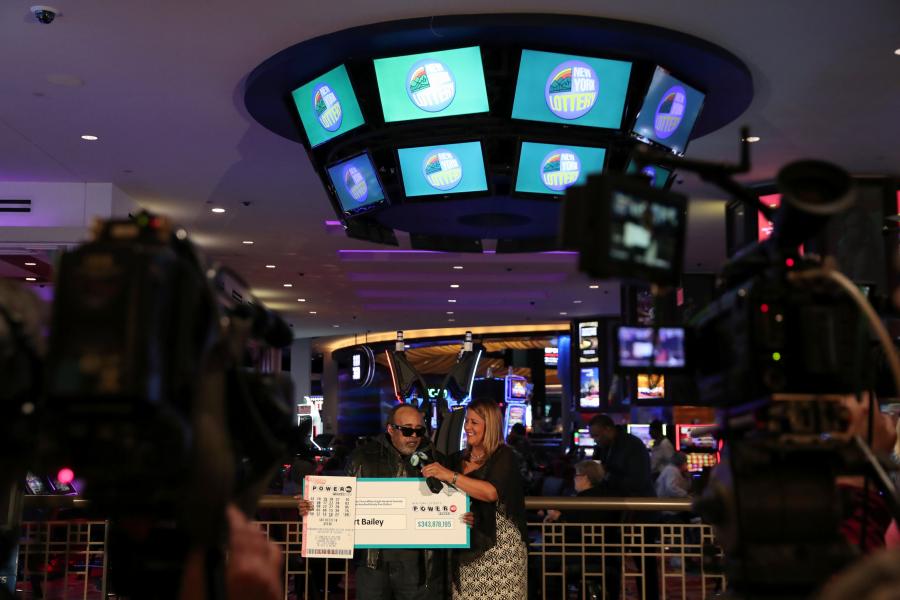 Robert Bailey,67, holds his check for $343.8 million from the October 27, 2018 Powerball drawing while speaking with The New York Lottery\'s Yolanda Vega in the Queens borough of New York, U.S., November 14, 2018. The retired federal government employee  says he has “faithfully” played numbers that a family member gave him over 25 years ago.(Photo/Agencies)