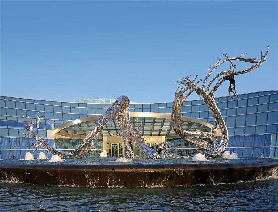 The two bottom floors are underwater and boast a glass-walled aquarium, a restaurant and guest rooms. (Photo provided to chinadaily.com.cn)