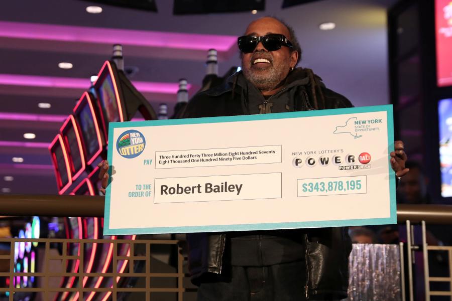 Robert Bailey,67, holds a copy of his winning numbers before receiving his check for $343.8 million from the October 27, 2018 Powerball drawing in the Queens borough of New York, U.S., November 14, 2018. The retired federal government employee says he has “faithfully” played numbers that a family member gave him over 25 years ago.(Photo/Agencies)