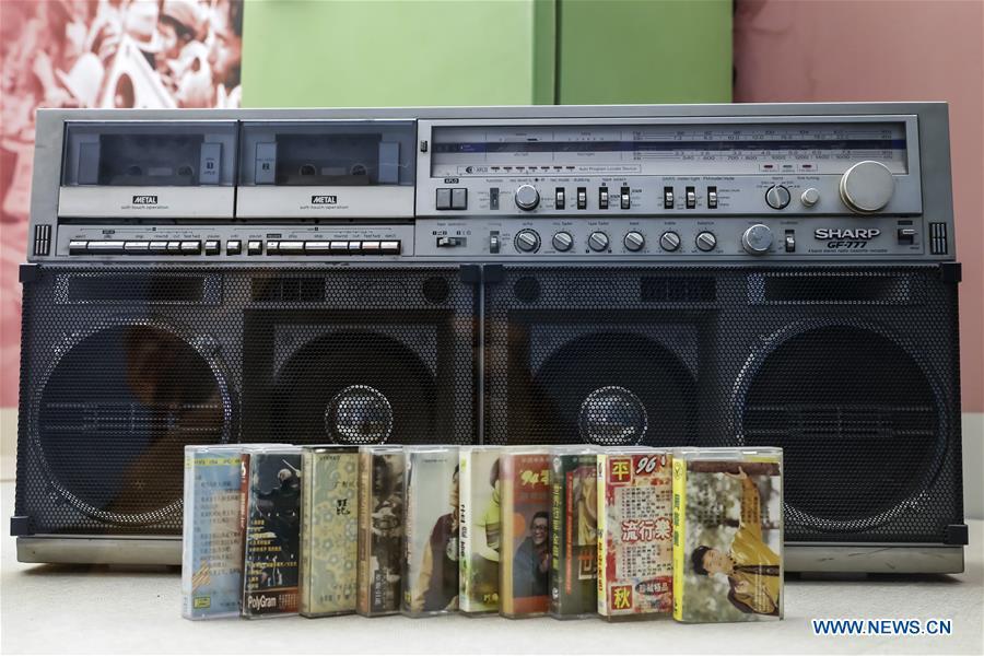 A vintage radio-recorder and several cassettes are displayed at a major exhibition to commemorate the 40th anniversary of China\'s reform and opening-up at the National Museum of China in Beijing, capital of China, Nov. 15, 2018. Vintage objects are displayed at the exhibition which opened here on Tuesday to show visitors the history, accomplishments, and experience of China\'s reform and opening-up. (Xinhua/Shen Bohan)