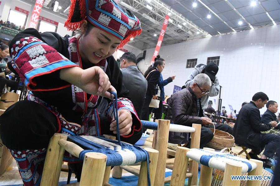 Competitors present weaving skills during a manual skills competition held in Rongjiang County of Qiandongnan Miao and Dong Autonomous Prefecture, southwest China\'s Guizhou Province, on Nov. 15, 2018. A number of artisans from the county participated in the competition in aspects of spinning, weaving, wax printing, embroidery and so on. (Xinhua/Wang Bingzhen)
