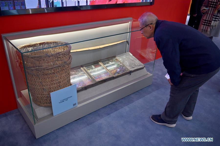 A visitor looks at small commodities sold by a street vendor which are displayed at a major exhibition to commemorate the 40th anniversary of China\'s reform and opening-up at the National Museum of China in Beijing, capital of China, Nov. 15, 2018. Vintage objects are displayed at the exhibition which opened here on Tuesday to show visitors the history, accomplishments, and experience of China\'s reform and opening-up. (Xinhua/Li Xin)