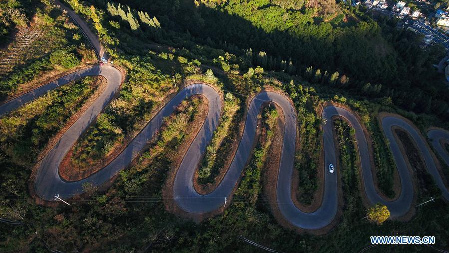 Aerial photo taken on Nov. 14, 2018 shows a winding road on a mountain in Yiliang County of Kunming, southwest China\'s Yunnan Province. The famous winding road has 68 bends in a length of 6.3 kilometers.(Xinhua/Yang Muyuan)