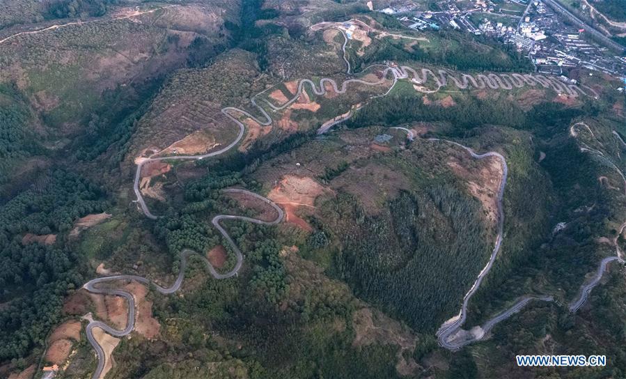 Aerial photo taken on Nov. 14, 2018 shows a winding road on a mountain in Yiliang County of Kunming, southwest China\'s Yunnan Province. The famous winding road has 68 bends in a length of 6.3 kilometers.(Xinhua/Yang Muyuan)