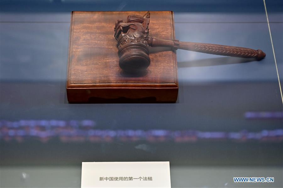 A major exhibition to commemorate the 40th anniversary of China\'s reform and opening-up shows the very first gavel used by the Chinese court since the founding of the People\'s Republic of China at the National Museum of China in Beijing, capital of China, Nov. 15, 2018. Vintage objects are displayed at the exhibition which opened here on Tuesday to show visitors the history, accomplishments, and experience of China\'s reform and opening-up. (Xinhua/Li Xin)