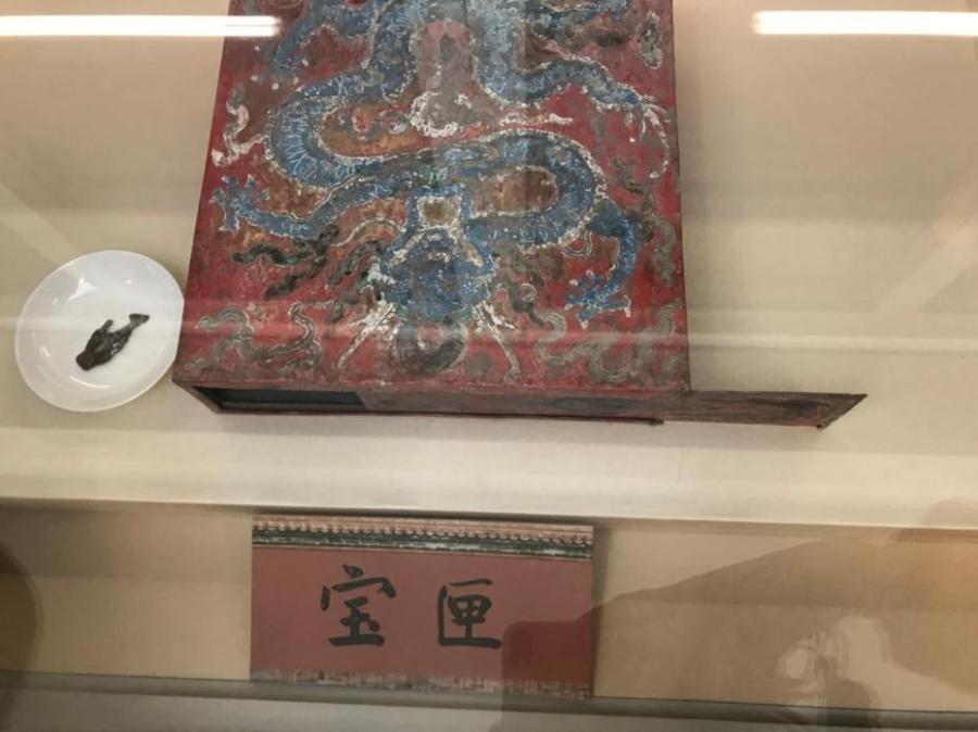 The photo shows “baoxia”, or ancient treasure box once placed in the Hall of Mental Cultivation in the Palace Museum in Beijing. The treasure box, made of tin and oblate in a square shape, was the first painted treasure box discovered in the Forbidden City. The box was contained many things inside, including scriptures, coins, shoe-shaped ingots in five materials of gold, silver, copper, iron, and tin, gems in five colors, satins in five colors, silk threads in five colors, five spices, five medicines and five cereals. Such boxes were placed in the ridge cylinder in the center of the main ridge on the roof as an item for suppressing evil. During ancient times, placement of the treasure box featured a grand ceremony to pray for safety.(Photo provided to China News Service)
