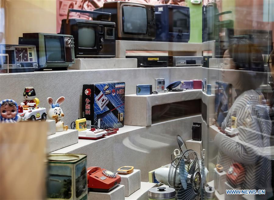 A visitor looks at vintage objects displayed at a major exhibition to commemorate the 40th anniversary of China\'s reform and opening-up at the National Museum of China in Beijing, capital of China, Nov. 15, 2018. Vintage objects are displayed at the exhibition which opened here on Tuesday to show visitors the history, accomplishments, and experience of China\'s reform and opening-up.(Xinhua/Shen Bohan)