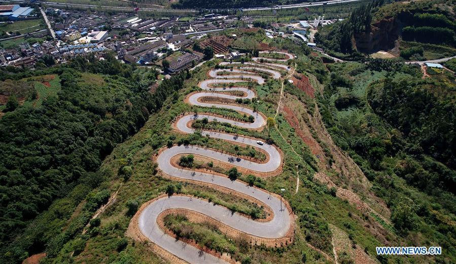 Aerial photo taken on Nov. 14, 2018 shows a winding road on a mountain in Yiliang County of Kunming, southwest China\'s Yunnan Province. The famous winding road has 68 bends in a length of 6.3 kilometers.(Xinhua/Lin Yiguang)