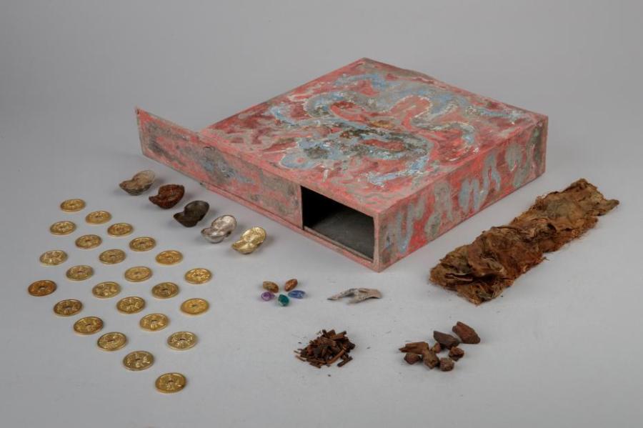 The photo shows “baoxia”, or ancient treasure box once placed in the Hall of Mental Cultivation in the Palace Museum in Beijing. The treasure box, made of tin and oblate in a square shape, was the first painted treasure box discovered in the Forbidden City. The box was contained many things inside, including scriptures, coins, shoe-shaped ingots in five materials of gold, silver, copper, iron, and tin, gems in five colors, satins in five colors, silk threads in five colors, five spices, five medicines and five cereals. Such boxes were placed in the ridge cylinder in the center of the main ridge on the roof as an item for suppressing evil. During ancient times, placement of the treasure box featured a grand ceremony to pray for safety.(Photo provided to China News Service)