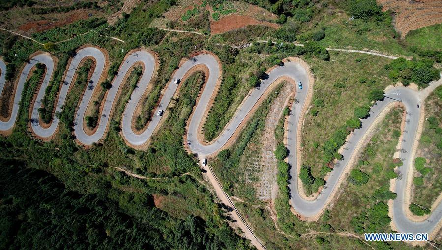 Aerial photo taken on Nov. 14, 2018 shows a winding road on a mountain in Yiliang County of Kunming, southwest China\'s Yunnan Province. The famous winding road has 68 bends in a length of 6.3 kilometers.(Xinhua/Lin Yiguang)