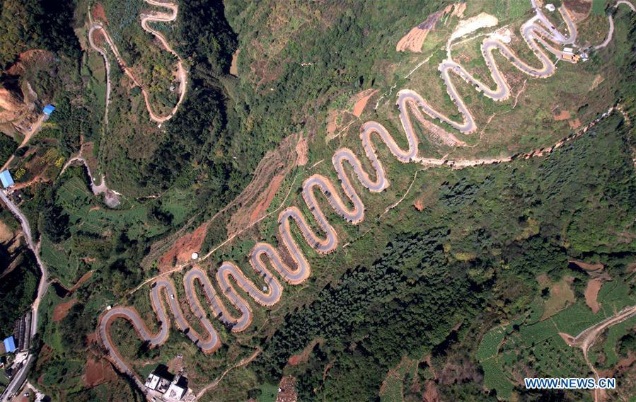 Aerial photo taken on Nov. 14, 2018 shows a winding road on a mountain in Yiliang County of Kunming, southwest China\'s Yunnan Province. The famous winding road has 68 bends in a length of 6.3 kilometers.(Xinhua/Lin Yiguang)