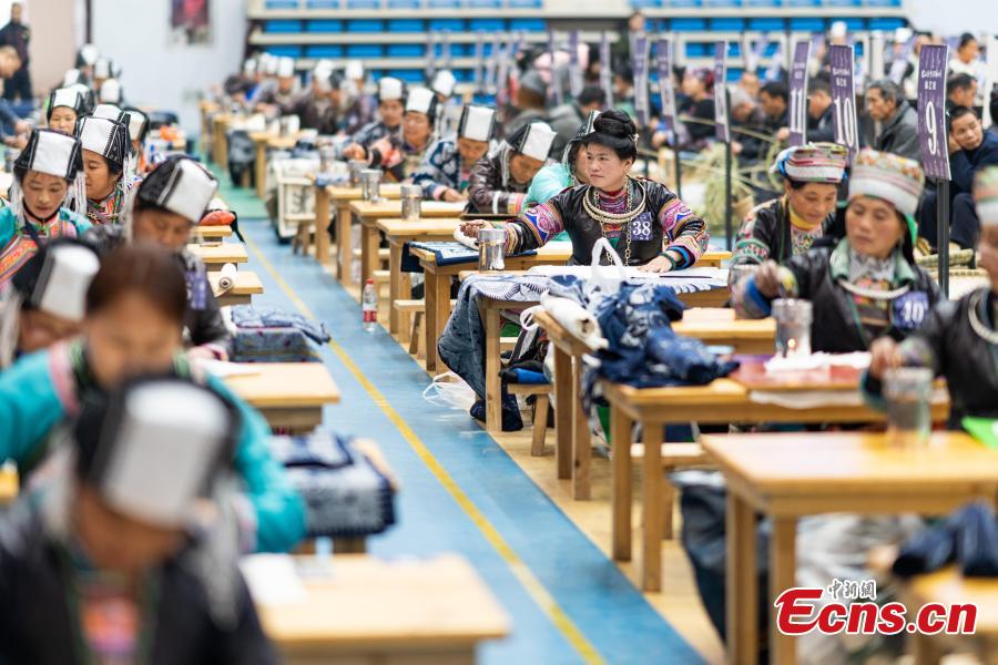 A competitor presents embroidery skills during a manual skills competition held in Rongjiang County of Qiandongnan Miao and Dong Autonomous Prefecture, southwest China\'s Guizhou Province, on Nov. 15, 2018. A number of artisans from the county participated in the competition in aspects of spinning, weaving, wax printing, embroidery and so on.(Photo: China News Service/ He Junyi)