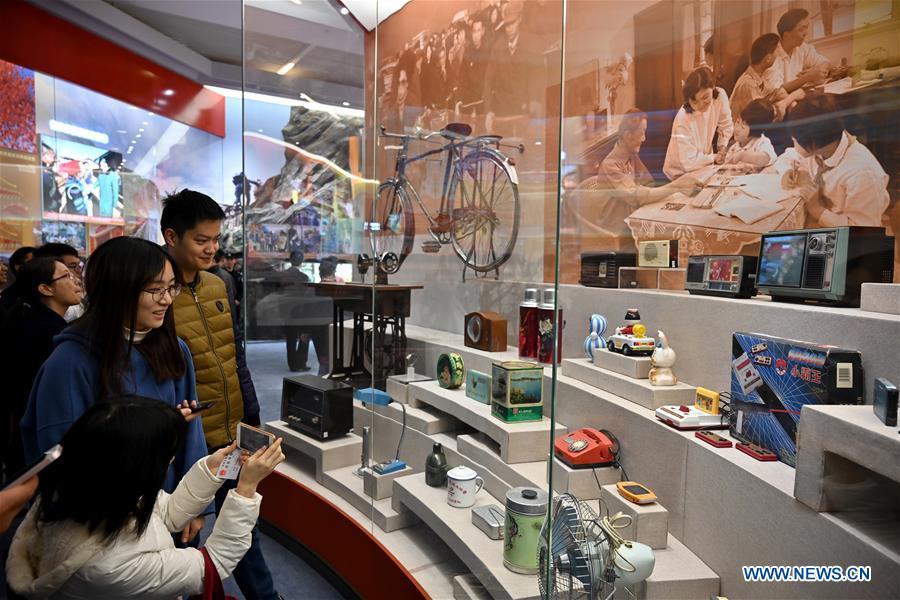 Visitors look at vintage objects displayed at a major exhibition to commemorate the 40th anniversary of China\'s reform and opening-up at the National Museum of China in Beijing, capital of China, Nov. 15, 2018. Vintage objects are displayed at the exhibition which opened here on Tuesday to show visitors the history, accomplishments, and experience of China\'s reform and opening-up.(Xinhua/Li Xin)