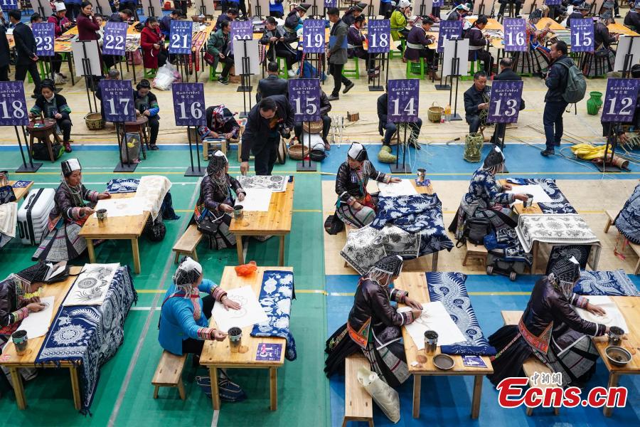 A competitor presents spinning skills during a manual skills competition held in Rongjiang County of Qiandongnan Miao and Dong Autonomous Prefecture, southwest China\'s Guizhou Province, on Nov. 15, 2018. A number of artisans from the county participated in the competition in aspects of spinning, weaving, wax printing, embroidery and so on.(Photo: China News Service/ He Junyi)
