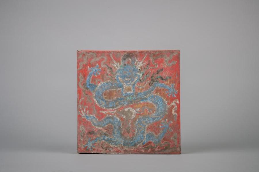 The photo shows “baoxia”, or ancient treasure box once placed in the Hall of Mental Cultivation in the Palace Museum in Beijing. The treasure box, made of tin and oblate in a square shape, was the first painted treasure box discovered in the Forbidden City. The box was contained many things inside, including scriptures, coins, shoe-shaped ingots in five materials of gold, silver, copper, iron, and tin, gems in five colors, satins in five colors, silk threads in five colors, five spices, five medicines and five cereals. Such boxes were placed in the ridge cylinder in the center of the main ridge on the roof as an item for suppressing evil. During ancient times, placement of the treasure box featured a grand ceremony to pray for safety.(Photo provided to China News Service)