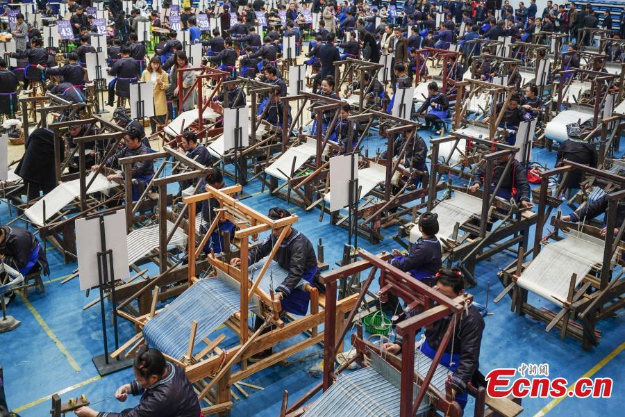 A competitor presents spinning skills during a manual skills competition held in Rongjiang County of Qiandongnan Miao and Dong Autonomous Prefecture, southwest China\'s Guizhou Province, on Nov. 15, 2018. A number of artisans from the county participated in the competition in aspects of spinning, weaving, wax printing, embroidery and so on.(Photo: China News Service/ He Junyi)