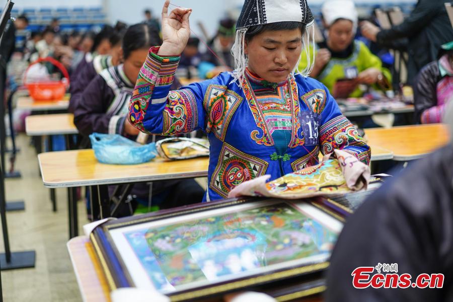 A competitor presents embroidery skills during a manual skills competition held in Rongjiang County of Qiandongnan Miao and Dong Autonomous Prefecture, southwest China\'s Guizhou Province, on Nov. 15, 2018. A number of artisans from the county participated in the competition in aspects of spinning, weaving, wax printing, embroidery and so on.(Photo: China News Service/ He Junyi)