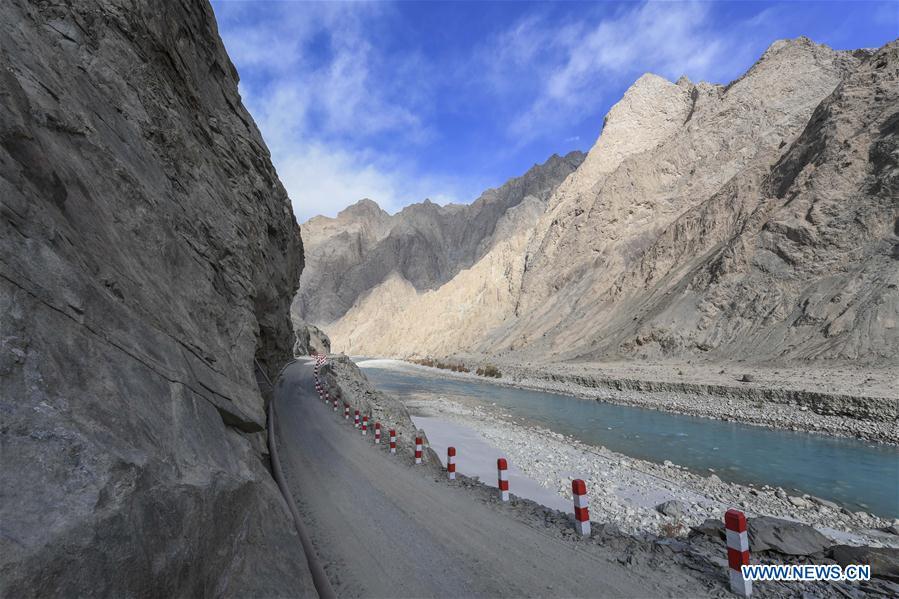 Photo taken on Nov. 15, 2018 shows a road in Datong Township of Taxkorgan Tajik Autonomous County, northwest China\'s Xinjiang Uygur Autonomous Region. The infrastructure construction here has improved the traffic condition of the once isolated township. (Xinhua/Hu Huhu)