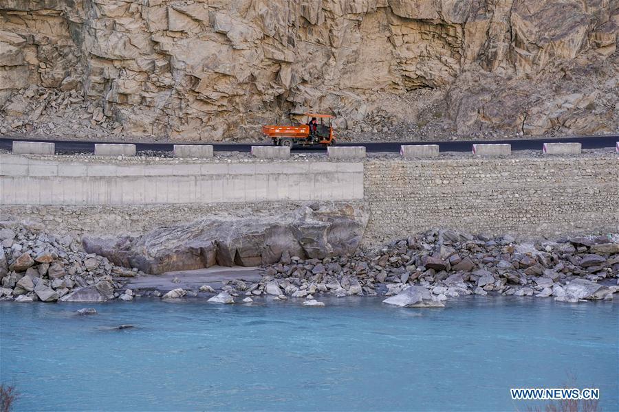 A vehicle runs on a road in Datong Township of Taxkorgan Tajik Autonomous County, northwest China\'s Xinjiang Uygur Autonomous Region, Nov. 11, 2018. The infrastructure construction here has improved the traffic condition of the once isolated township. (Xinhua/Hu Huhu)