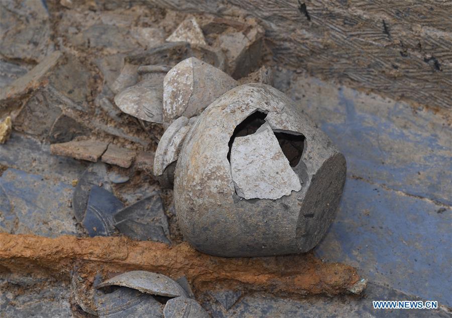 Photo taken on Nov. 15, 2018 shows a relic discovered with a tomb dated from the Eastern Han Dynasty (25-220) in Chenghua District of Chengdu, capital of southwest China\'s Sichuan Province. Altogether four tombs from the Eastern Han Dynasty (25-220) were discovered here in October this year, according to the Chengdu cultural relics and archeology research institute. (Xinhua/Liu Kun)