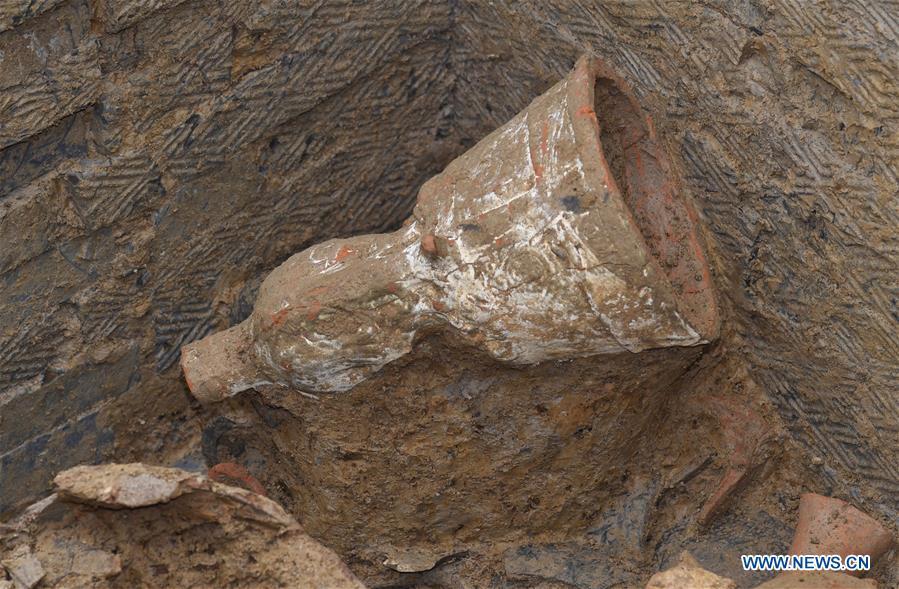 Photo taken on Nov. 15, 2018 shows a relic discovered with a tomb dated from the Eastern Han Dynasty (25-220) in Chenghua District of Chengdu, capital of southwest China\'s Sichuan Province. Altogether four tombs from the Eastern Han Dynasty (25-220) were discovered here in October this year, according to the Chengdu cultural relics and archeology research institute. (Xinhua/Liu Kun)